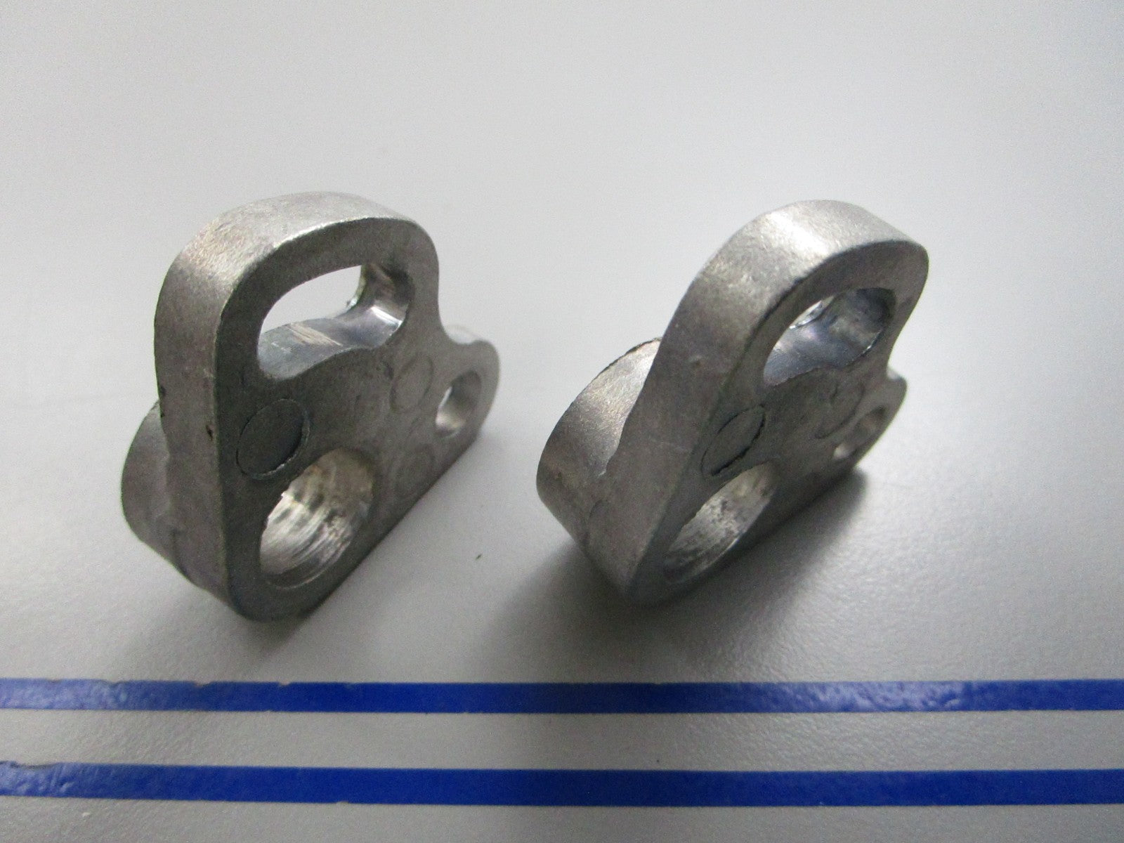 NEW OEM (LOT OF 2) 309747 0309747 OMC Johnson Evinrude 9.5hp Clevis 0810