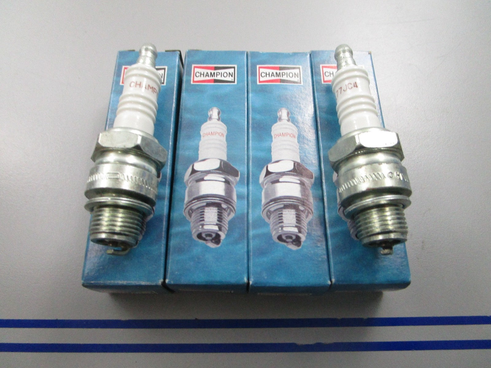 *NEW* (LOT OF 4) 0810 Champion Spark Plug 828M