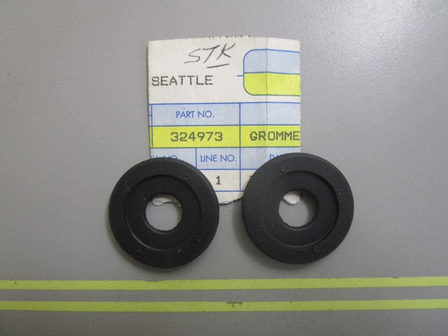 *NEW OEM* (LOT OF 2) 0810 OMC Johnson Evinrude Grommet 324973 0324973