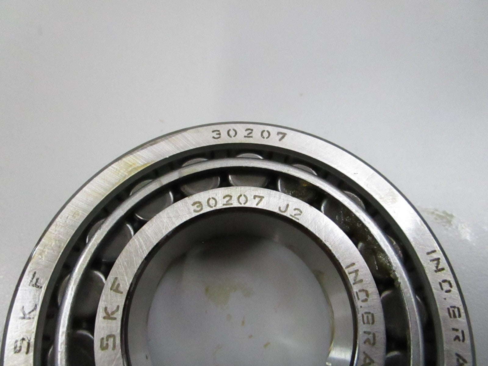 NEW 30207J2 SKF Tapered Roller Bearing 0810