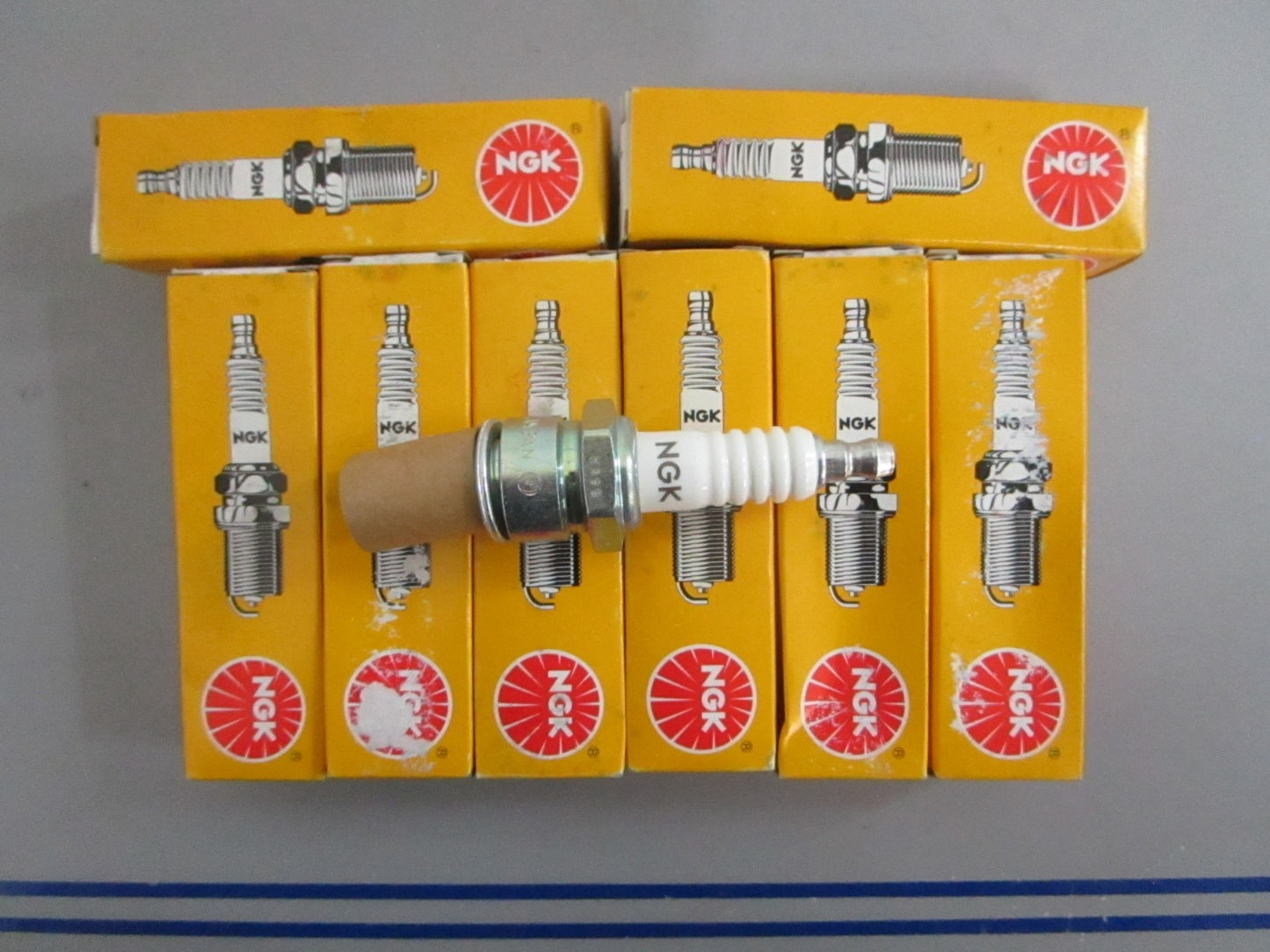 *NEW OEM* (LOT OF 8) 0820 NGK Spark Plug B8HS
