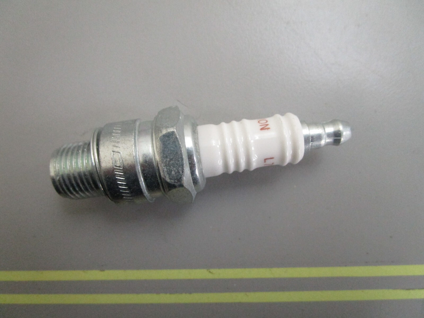 *NEW* (LOT OF 24) 0820 Champion Spark Plug L76V 827