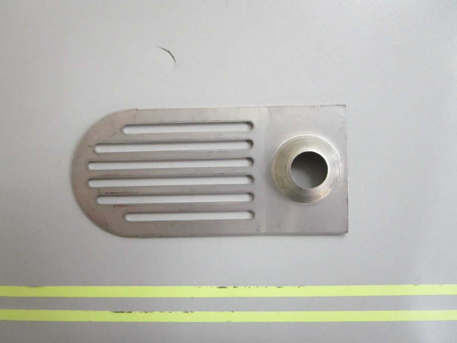 *NEW OEM* 0810 OMC Johnson Evinrude Screen 909018 0909018