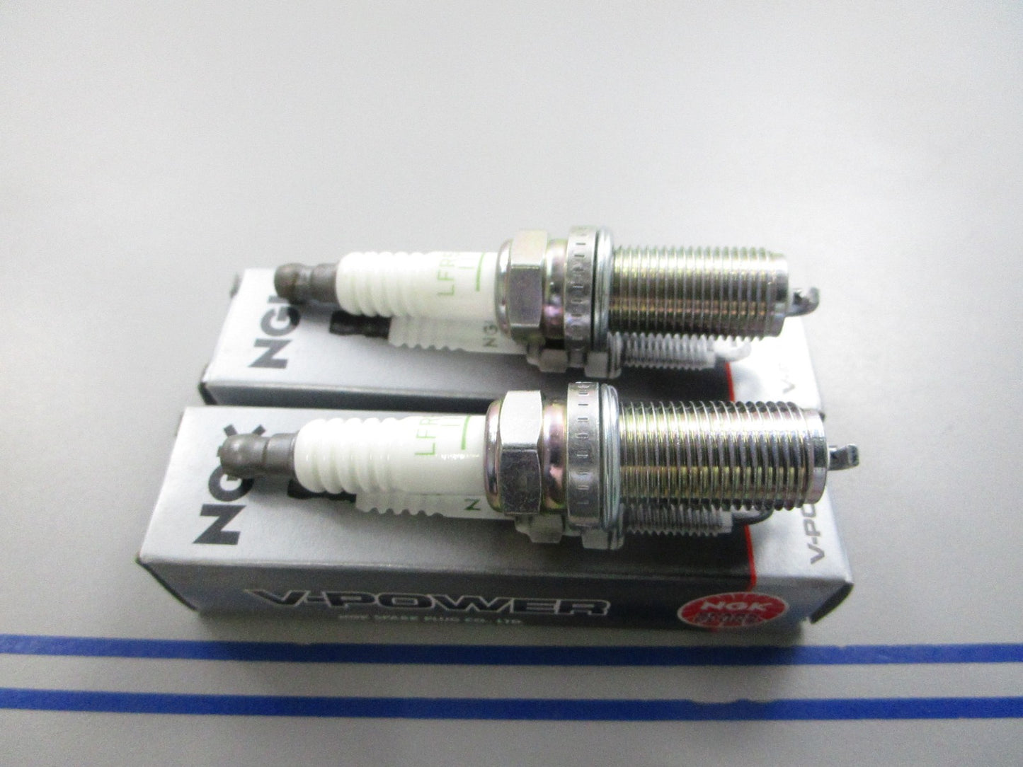 NEW (LOT OF 2) LFR5A-11 NGK V-Power Spark Plug 0810