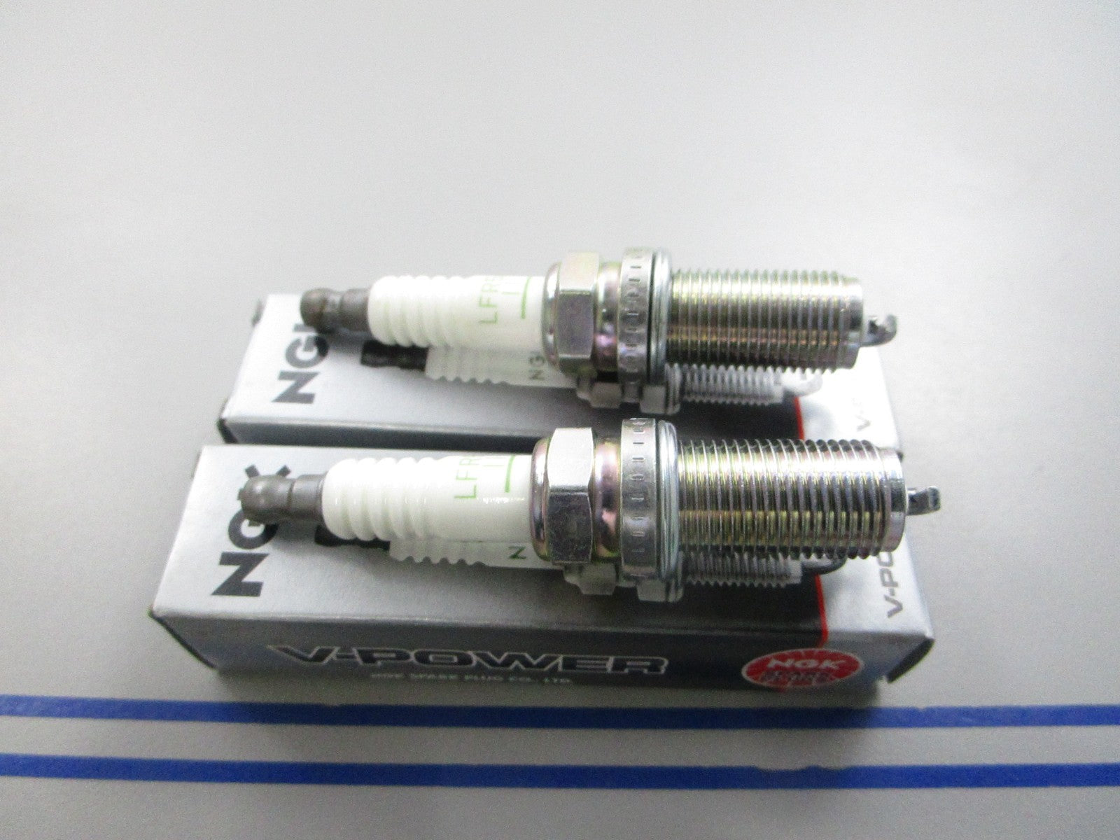 NEW (LOT OF 2) LFR5A-11 NGK V-Power Spark Plug 0810
