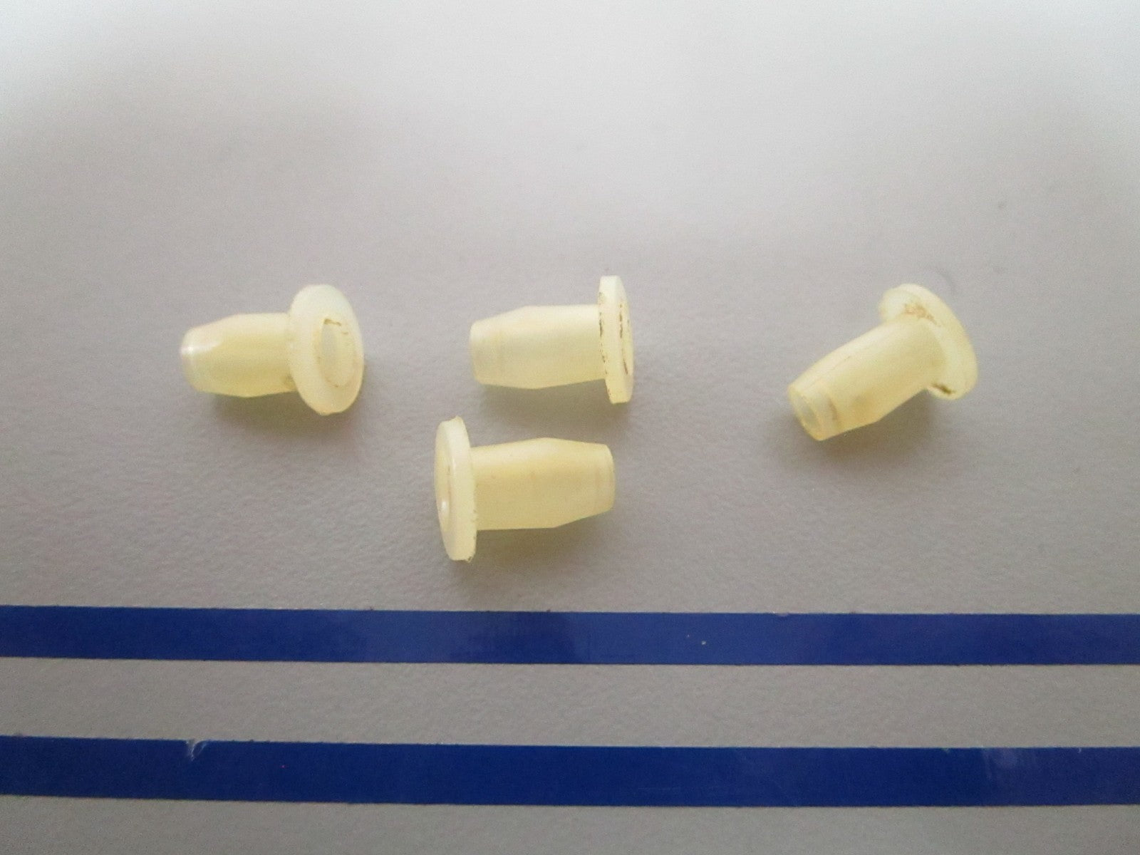 NEW OEM (LOT OF 4) 306180 0306180 OMC Johnson Evinrude Retainer Bushing 0810