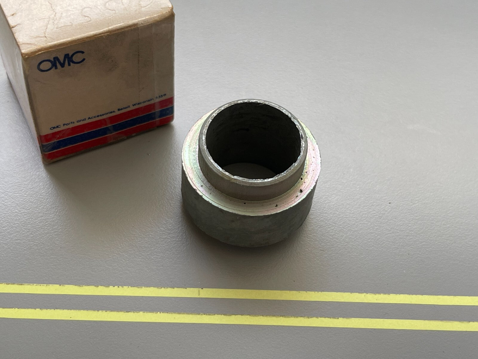 *NEW OEM* 0810 OMC Johnson Evinrude Adapter 305571 0305571