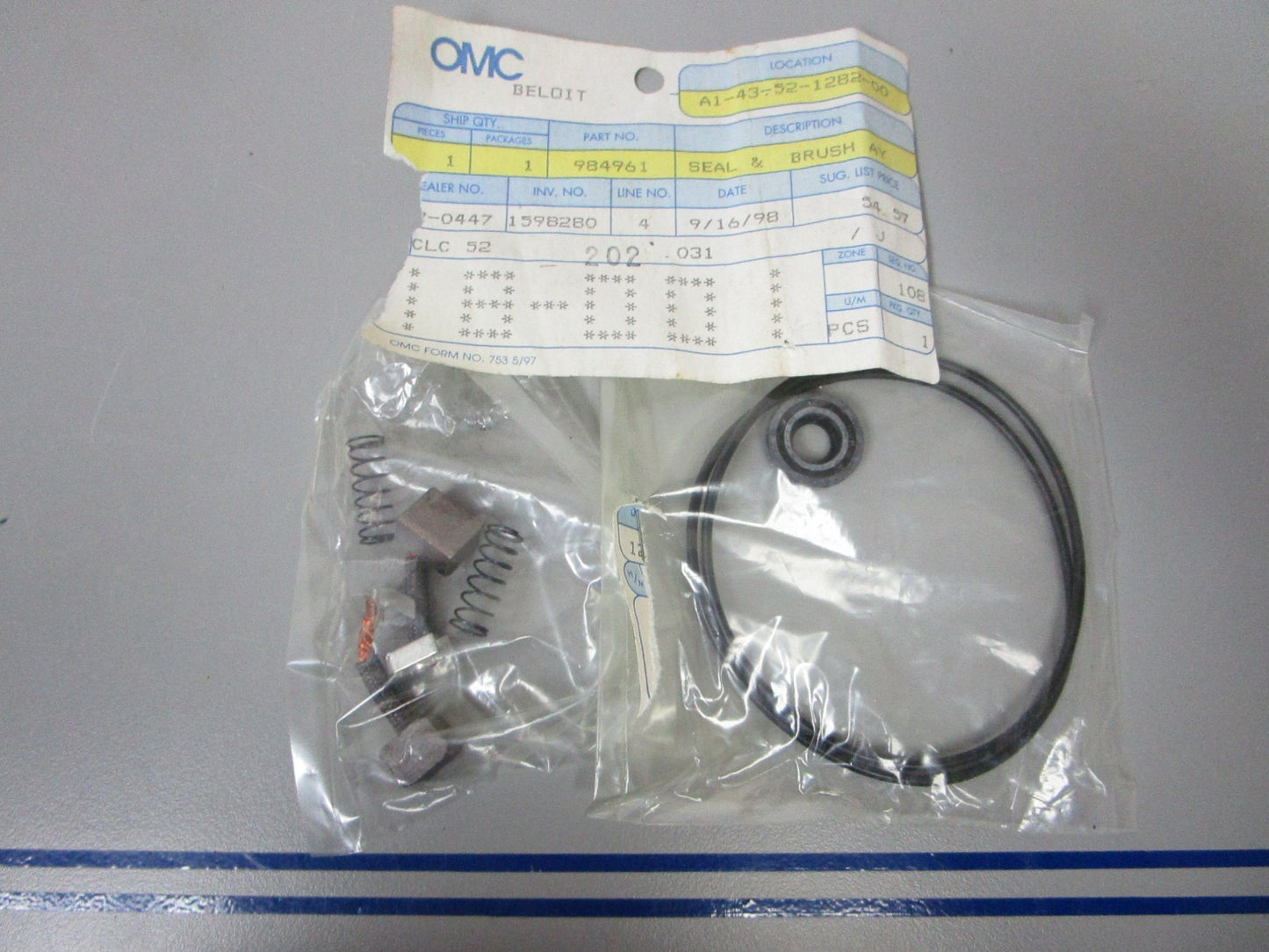 NEW OEM 984961 0984961 OMC Johnson Evinrude Seal & Brush Set 0720