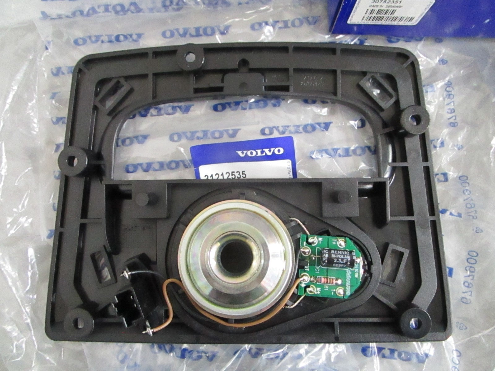 NEW OEM 30752351 Volvo Penta Dynaudio Center Speaker & Mount Kit 0820