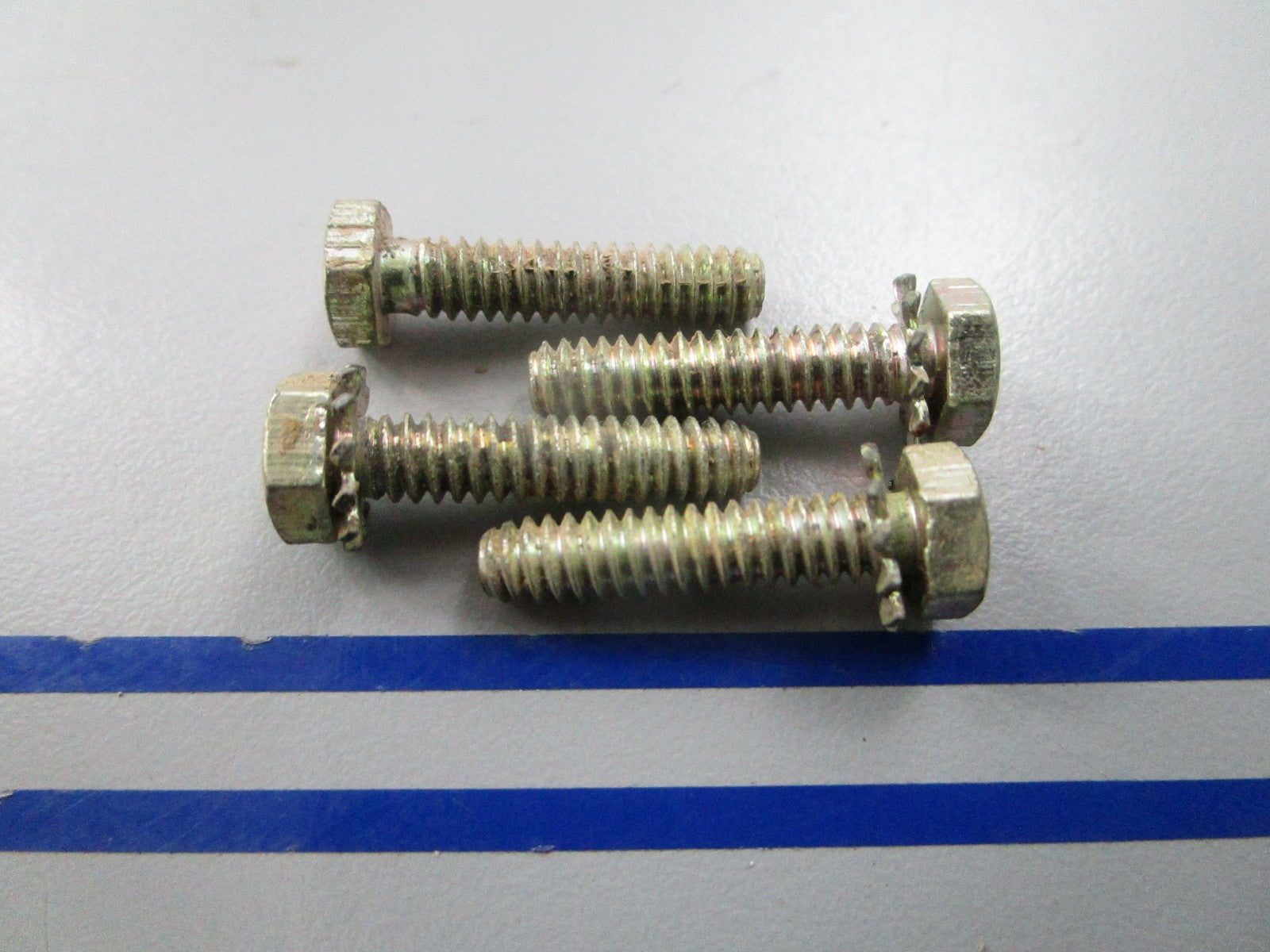 NEW OEM (LOT OF 4) 323547 0323547 OMC Johnson Evinrude Screw 0810