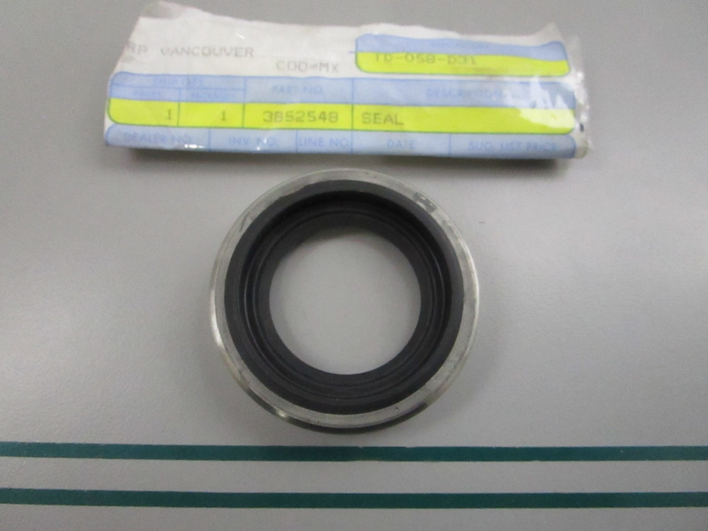 NEW OEM 3852548 OMC Johnson Evinrude Seal 0810