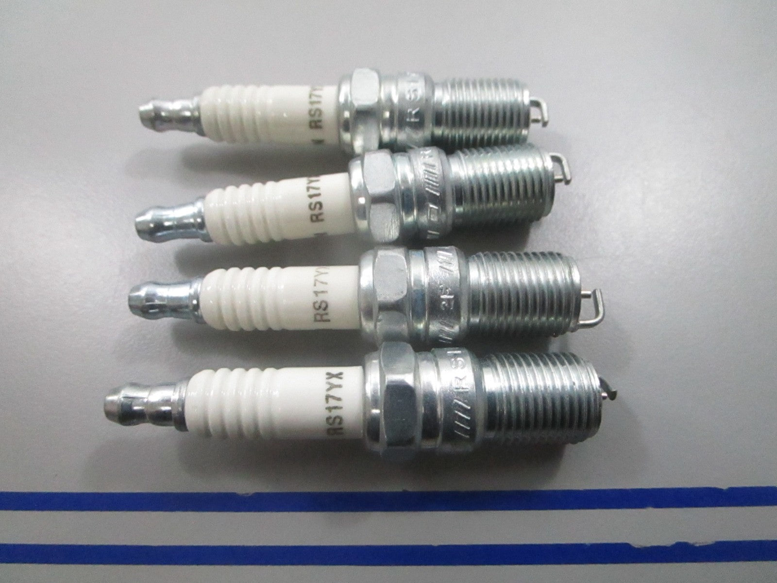 *NEW* (LOT OF 4) 0810 Champion Spark Plug RS17YX
