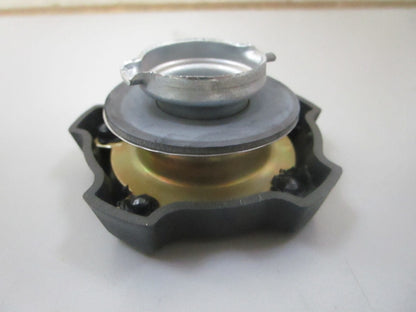 *NEW OEM* 0780 OMC Johnson Evinrude Cap 3853840