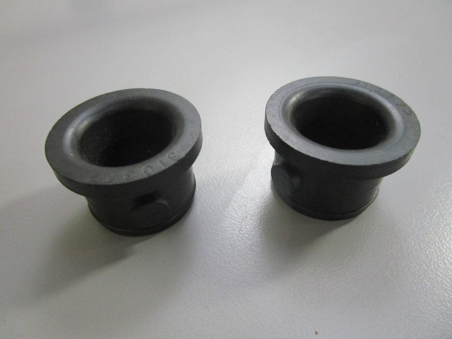 *NEW OEM* (LOT OF 2) 0810 OMC Johnson Evinrude Rubber Grommet 310372 0310372