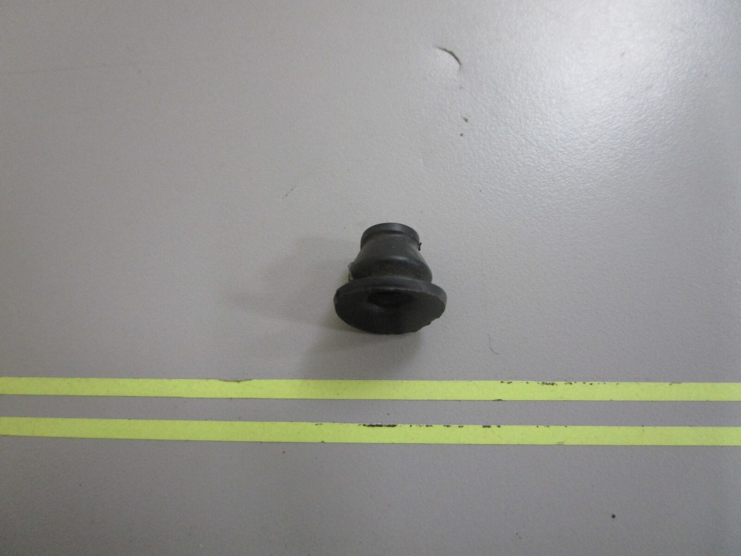 *NEW OEM* 0810 OMC Johnson Evinrude Grommet 311439 0311439