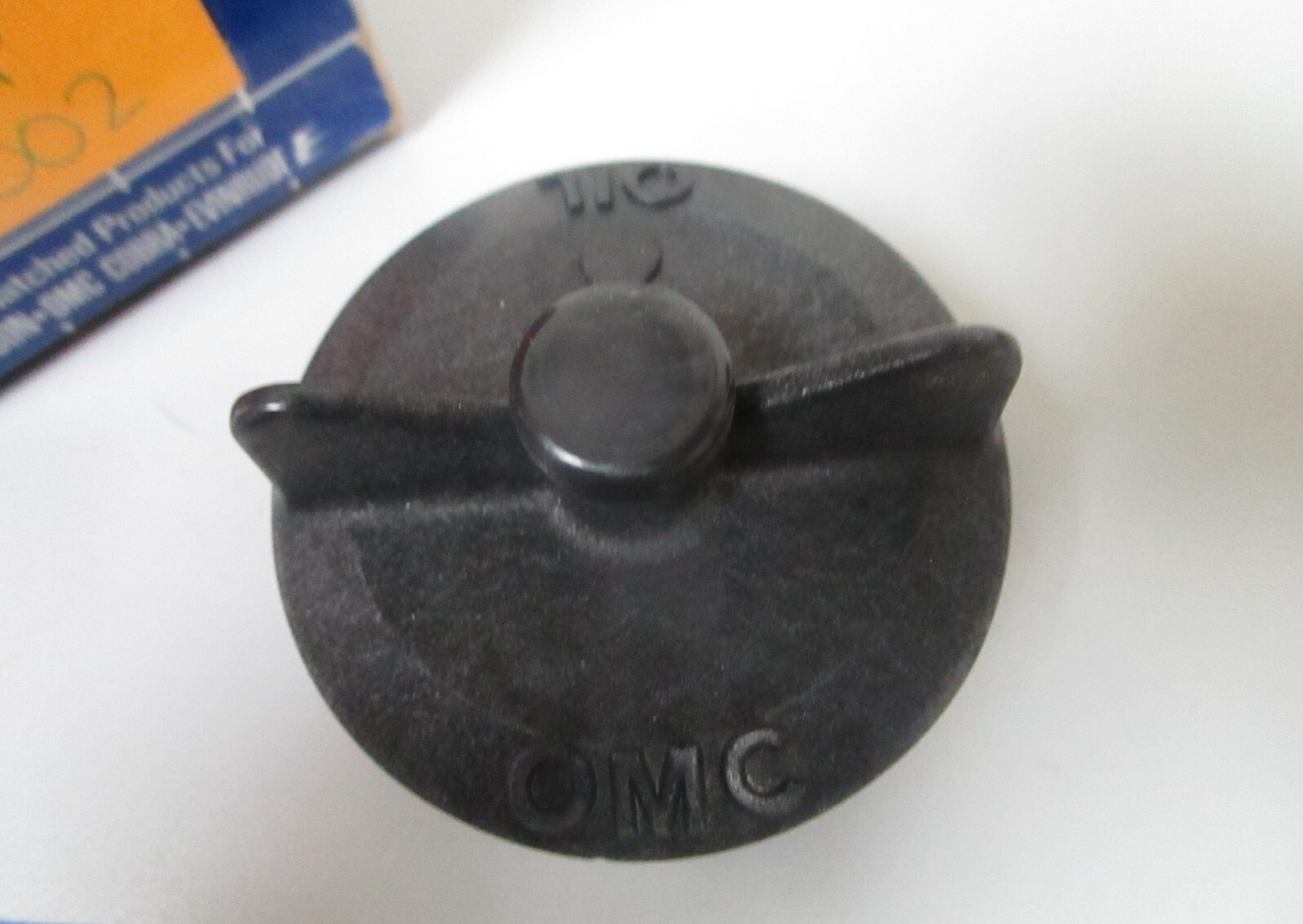 *NEW OEM* 0810 OMC Johnson Evinrude Oil Cap 175002 0175002