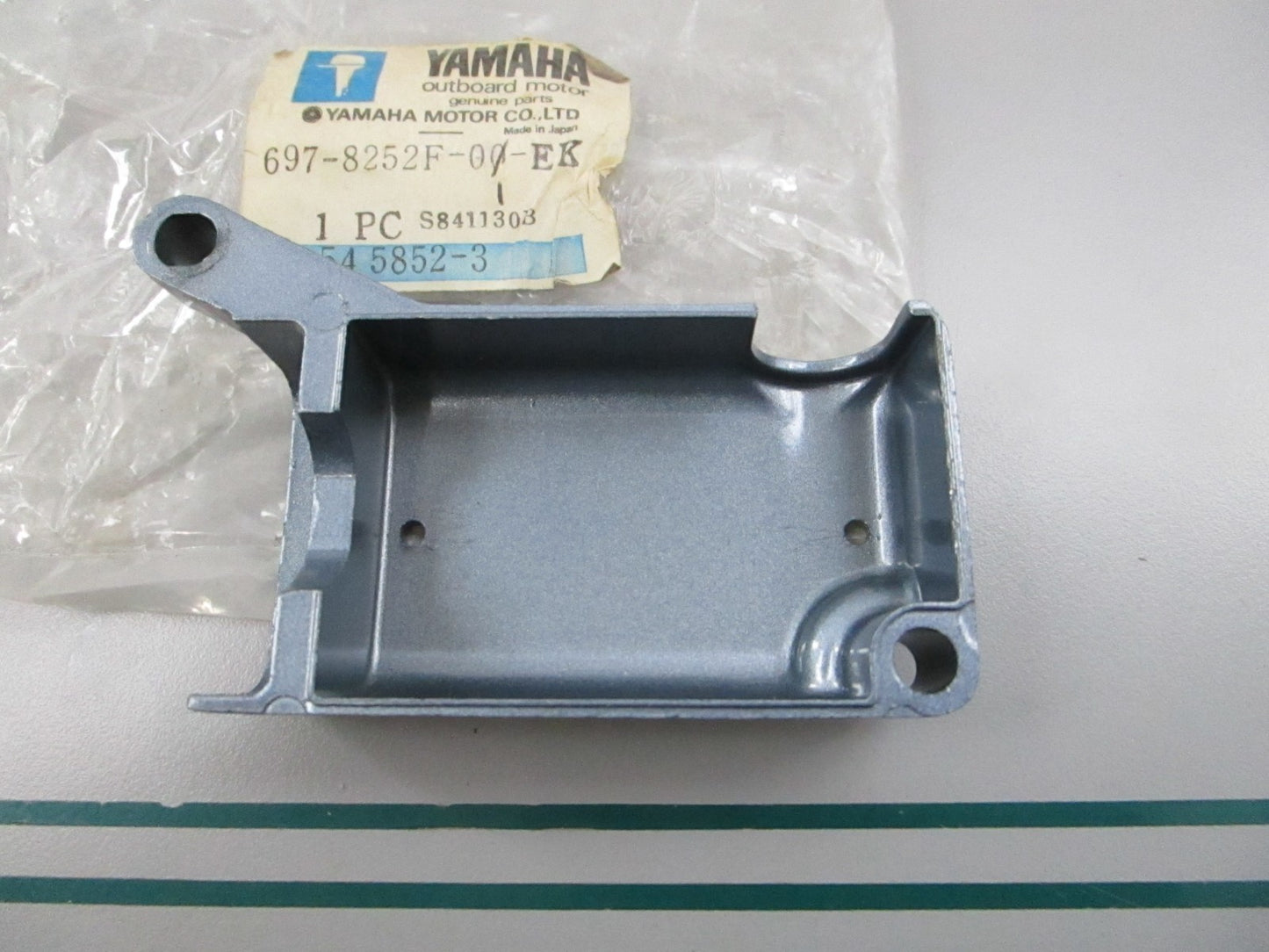 NEW OEM 697-8252F-00-EK Yamaha Main Switch Cover 0810