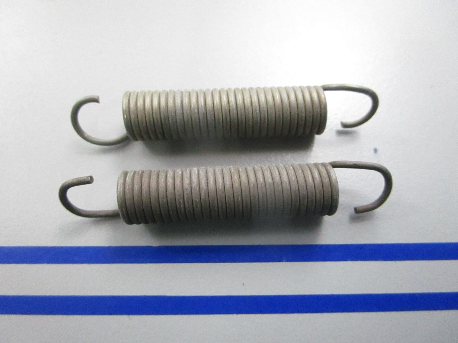 NEW OEM (LOT OF 2) 302736 0302736 OMC Johnson Evinrude Spring 0810
