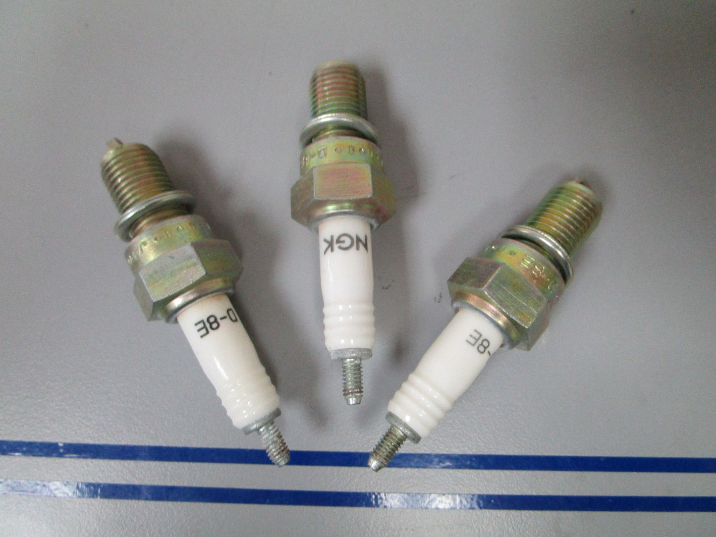 NEW (LOT OF 3) D-8E NGK Spark Plug 0810