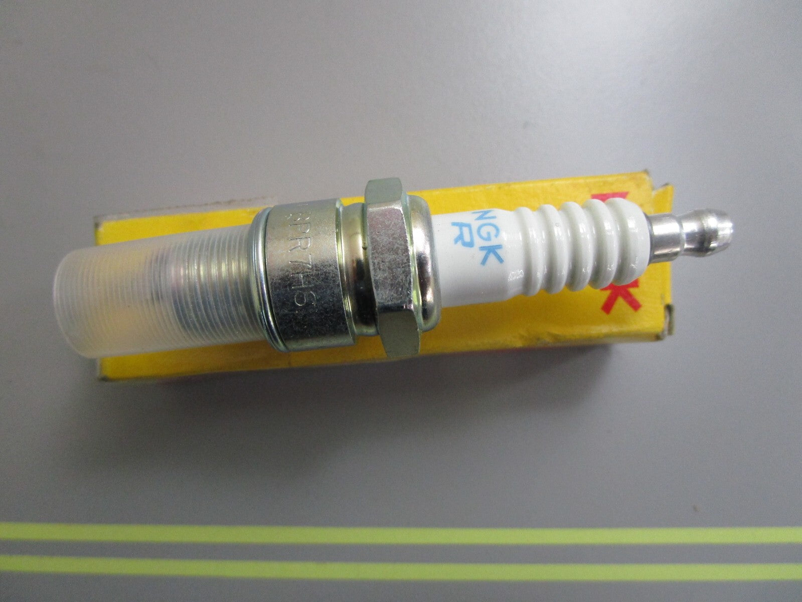 *NEW OEM* 0810 NGK Spark Plug BPR7HS