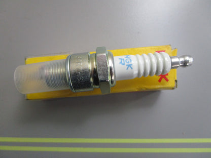 *NEW OEM* 0810 NGK Spark Plug BPR7HS