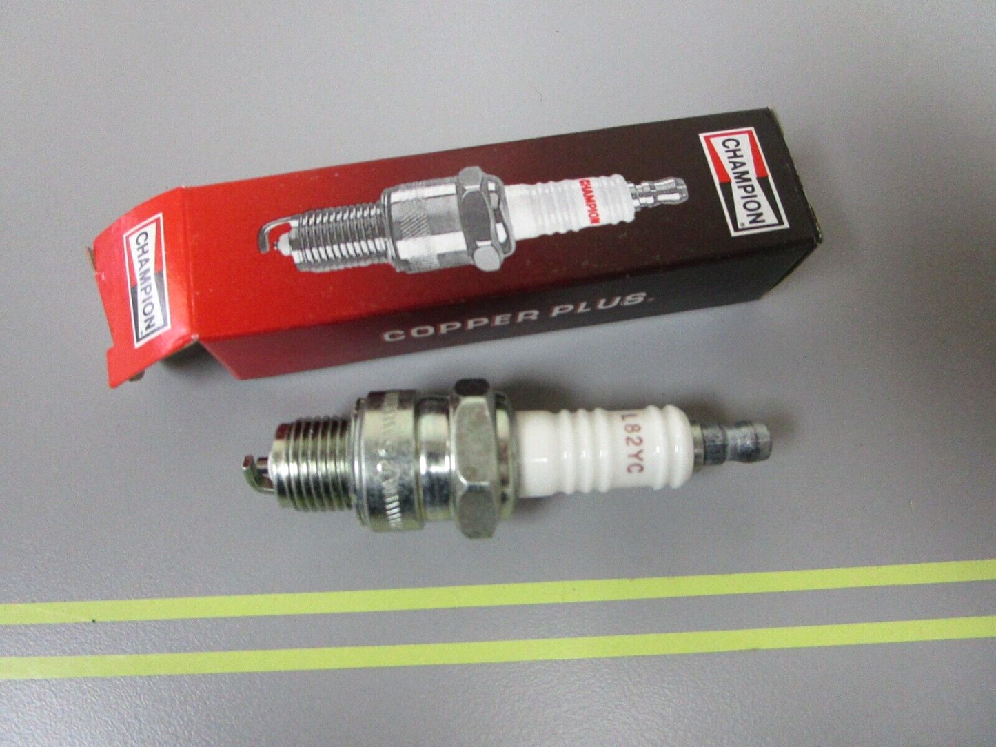 *NEW* 0810 Champion Spark Plug L82YC