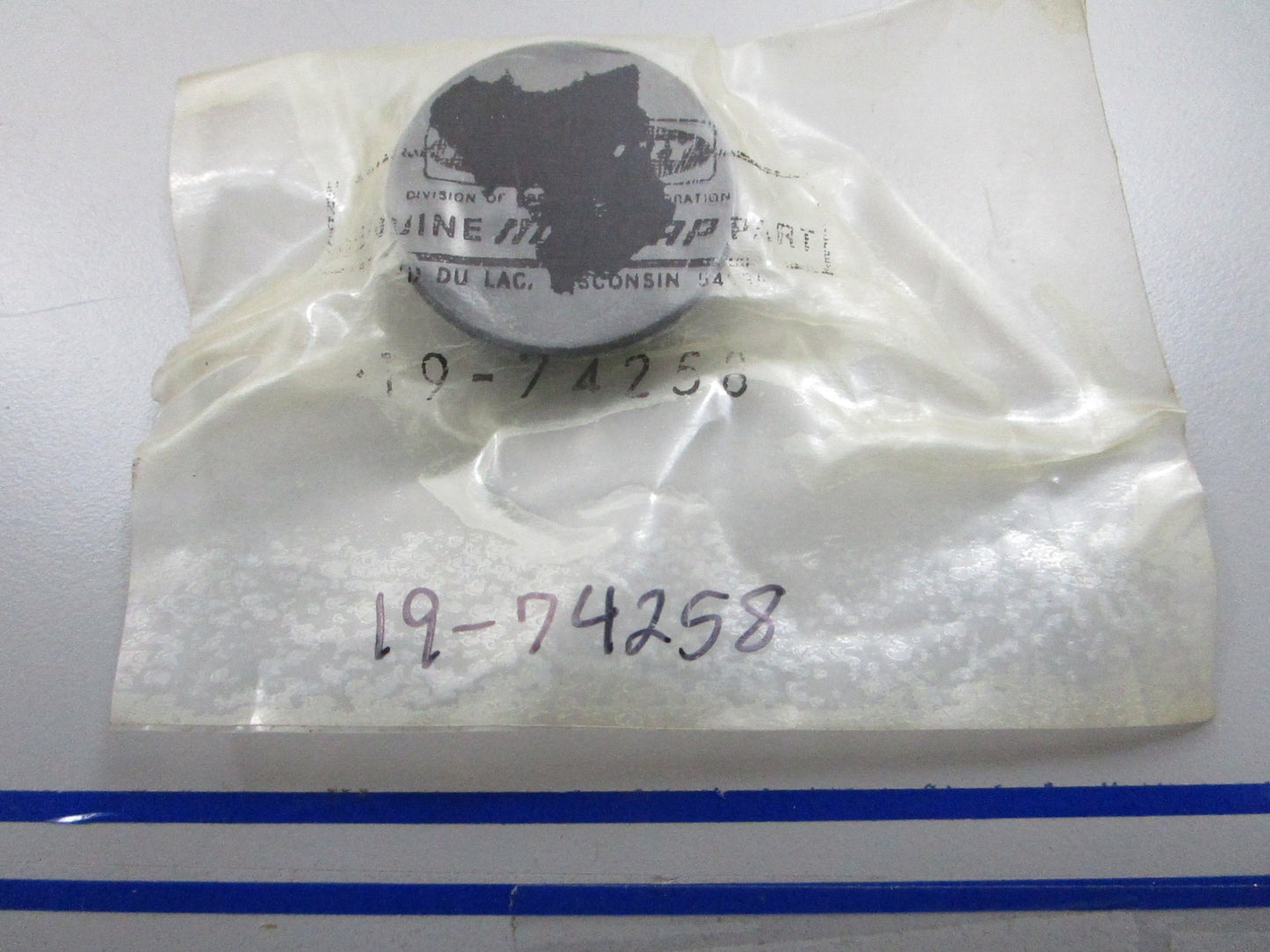 *NEW OEM* 0810 Mercury Quicksilver Plug 19-74258