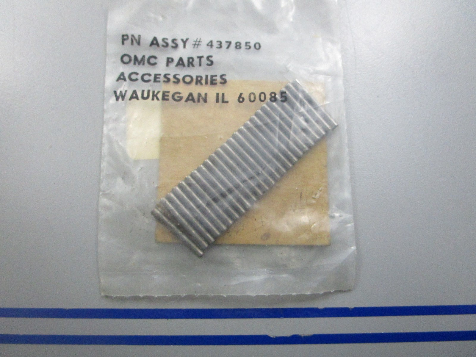 *NEW OEM* 0810 OMC Johnson Evinrude Needle & Envelope 437850 0437850