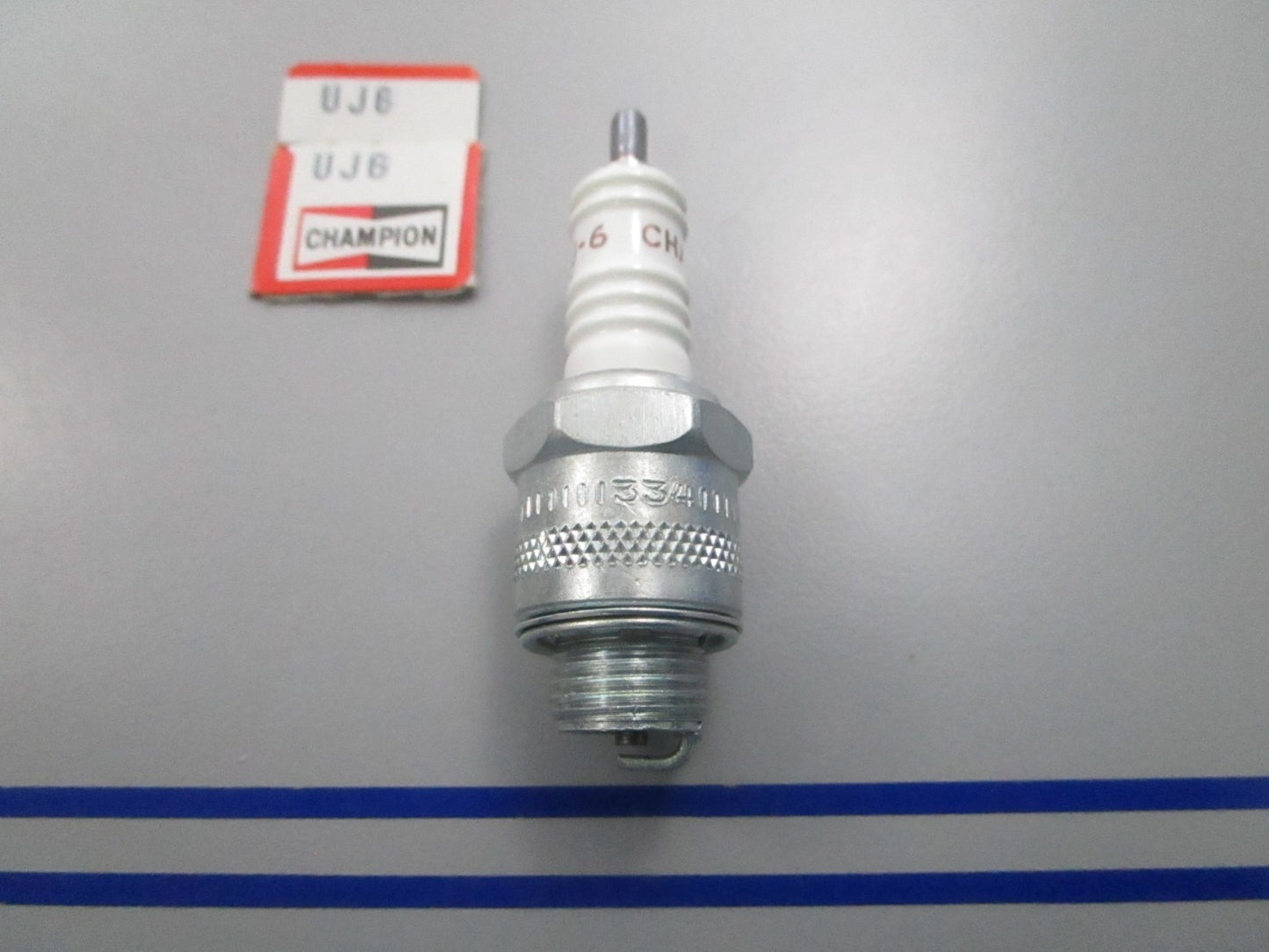 NEW UJ6 Champion Spark Plug 0810