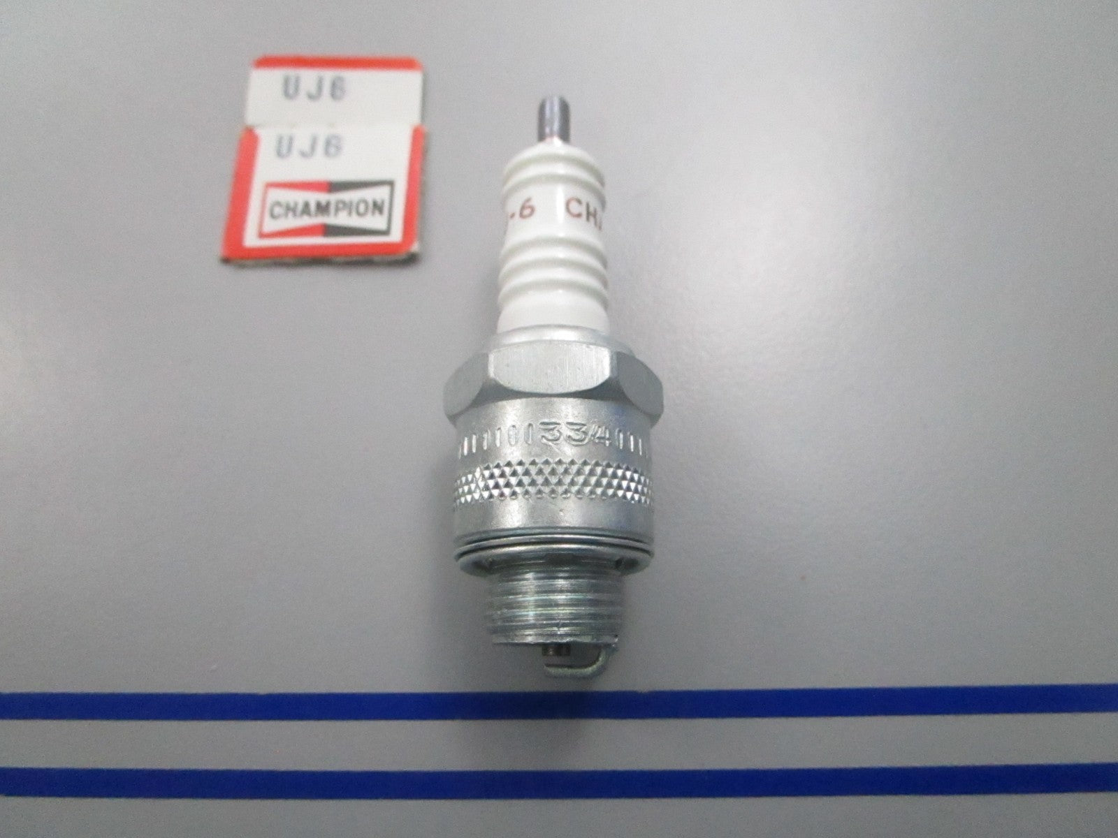 NEW UJ6 Champion Spark Plug 0810