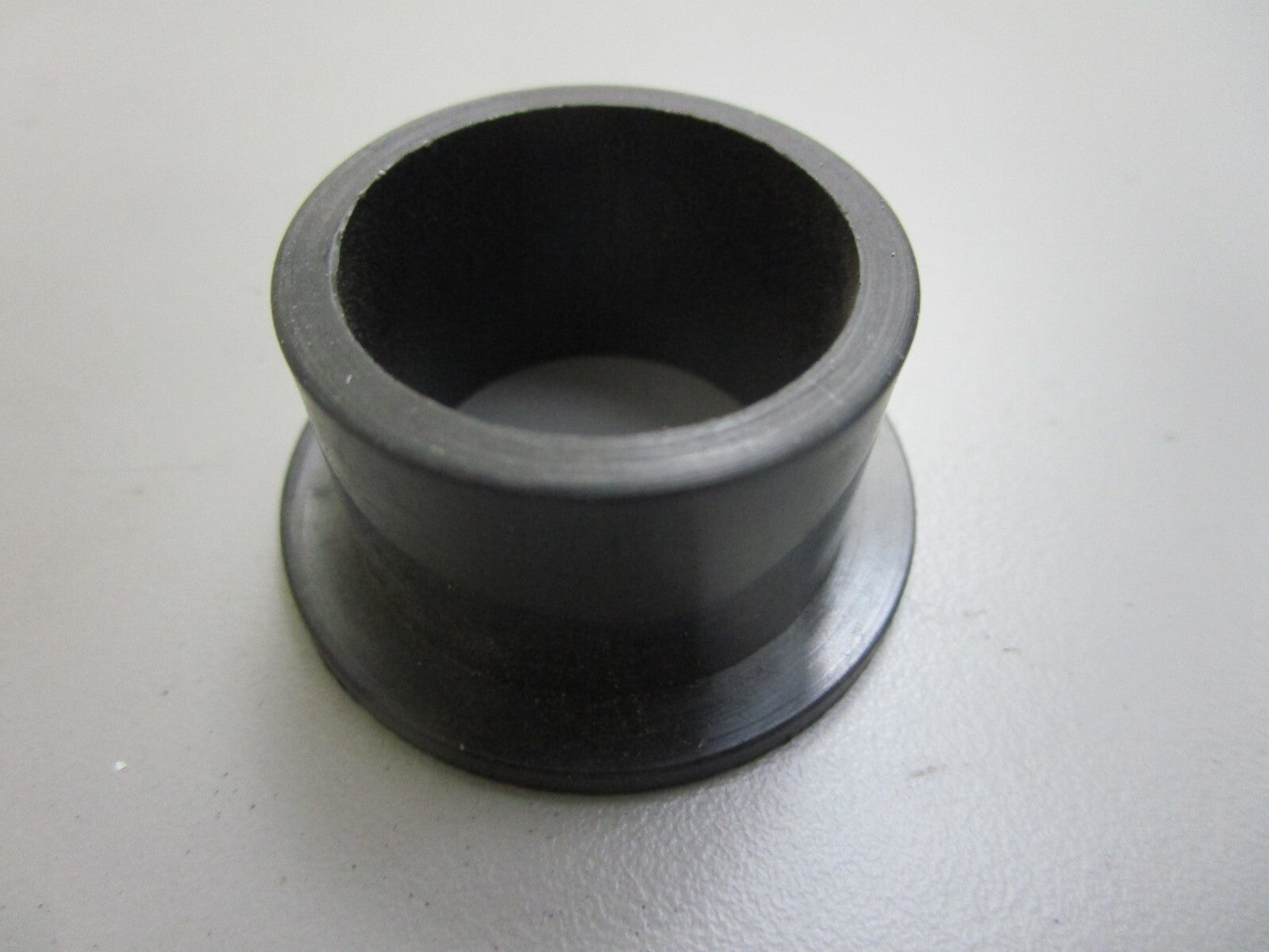 *NEW OEM* 0810 Volvo Penta Bushing 832586