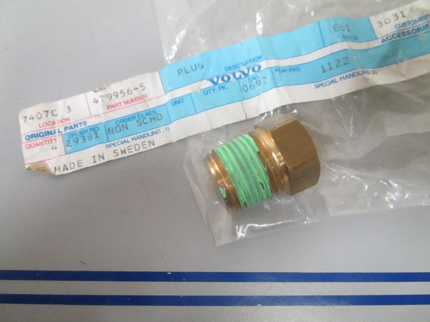 *NEW OEM* 0810 Volvo Penta Plug 479956