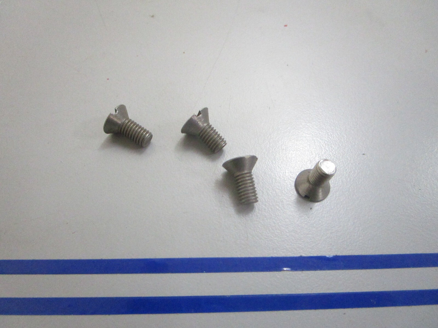 *NEW OEM* (LOT OF 4) 0810 OMC Johnson Evinrude Screw 302859 0302859