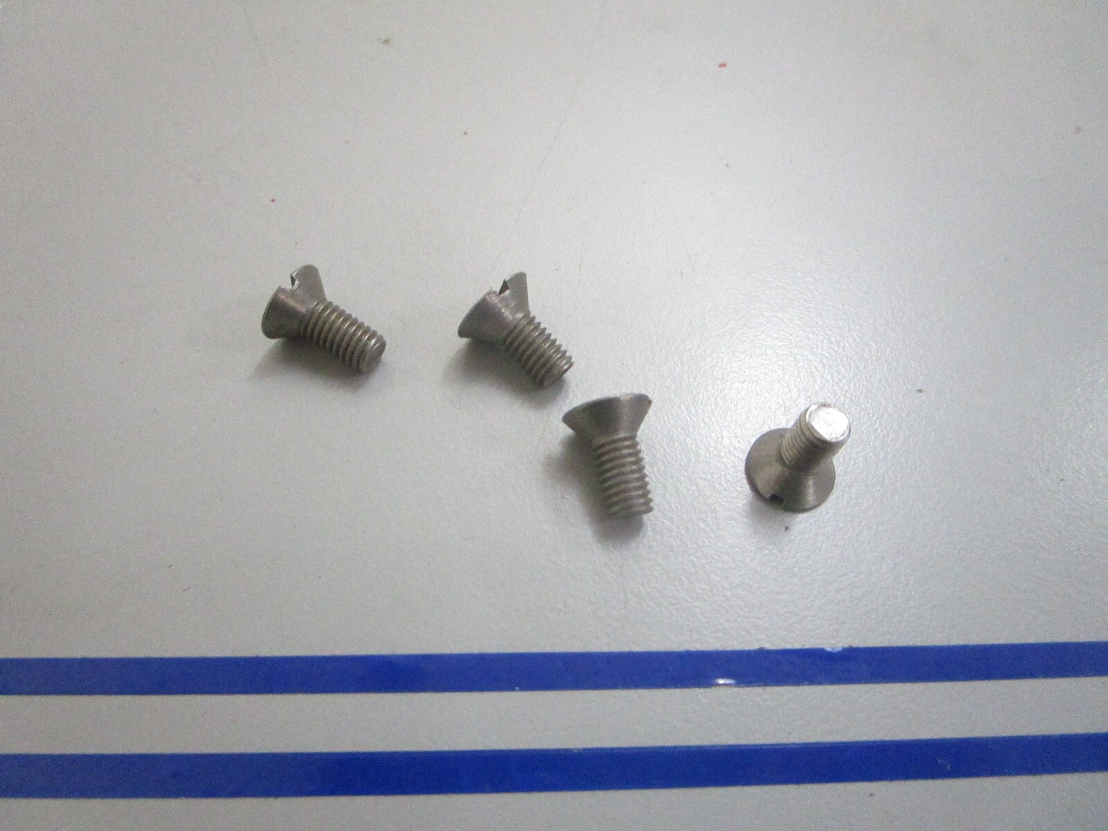 *NEW OEM* (LOT OF 4) 0810 OMC Johnson Evinrude Screw 302859 0302859