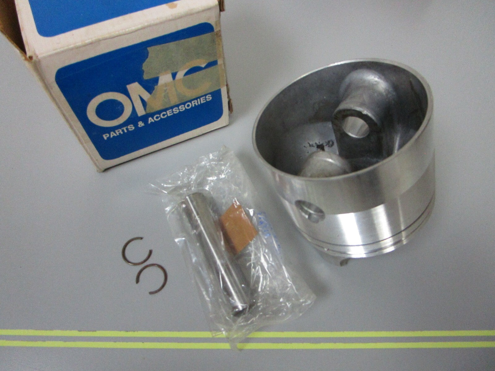 *NEW OEM* 0810 OMC Johnson Evinrude Piston 385272 0385272