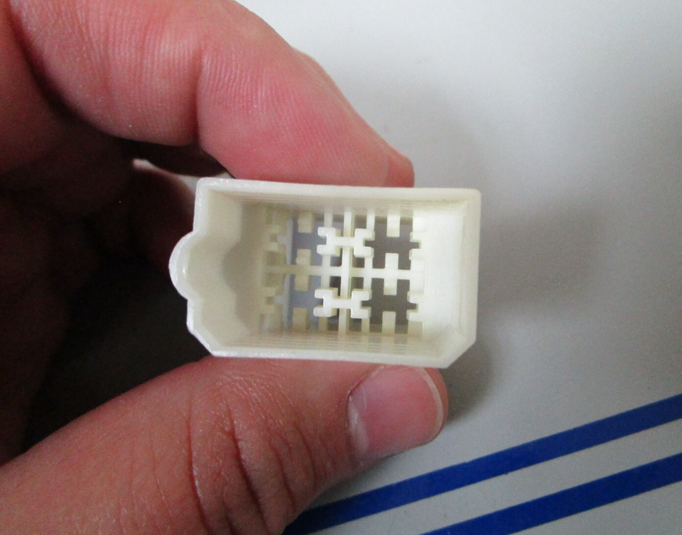 *NEW OEM* 0810 Volvo Penta Housing 948855