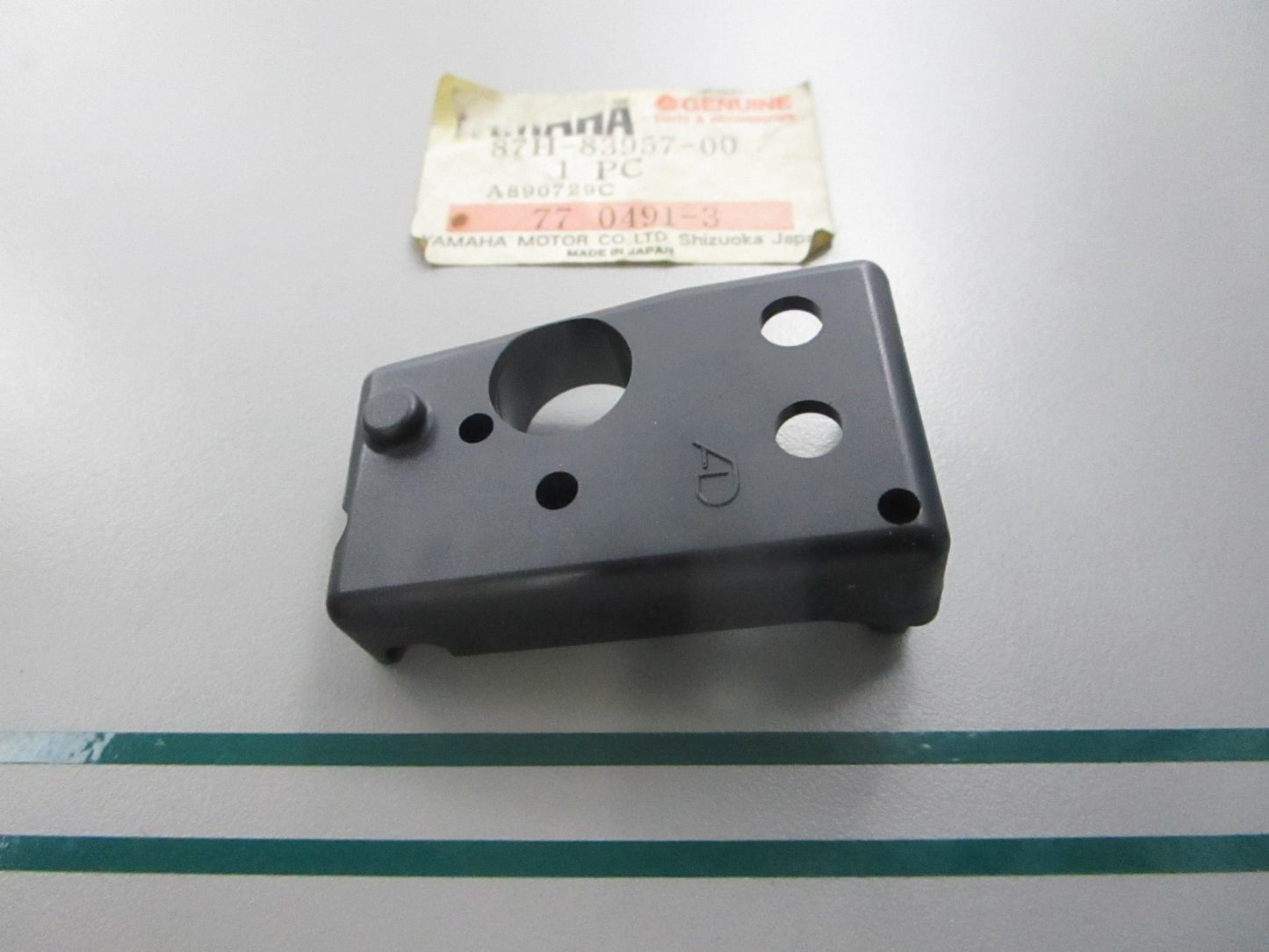 NEW OEM 87H-83957-00-00 Yamaha Lever Holder Cap 0810