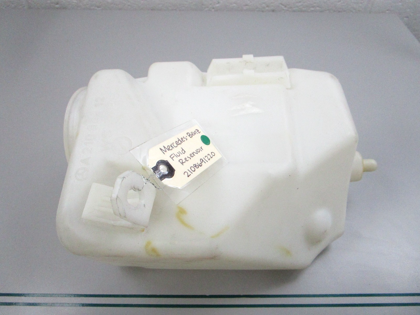 NEW OEM 2108691220 Mercedes-Benz Fluid Reservoir 0810