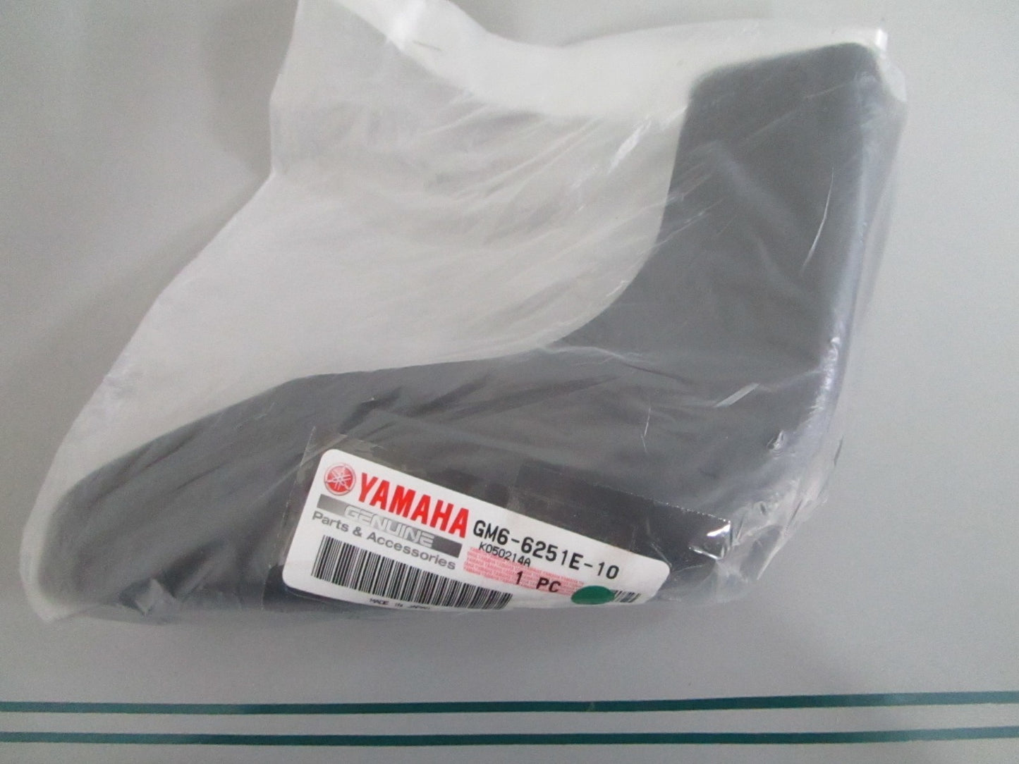 Yamaha GM6-6251E-10-00 Gunwale Stern 2 SuperJet SJ700 PWC Black NEW OEM 0820