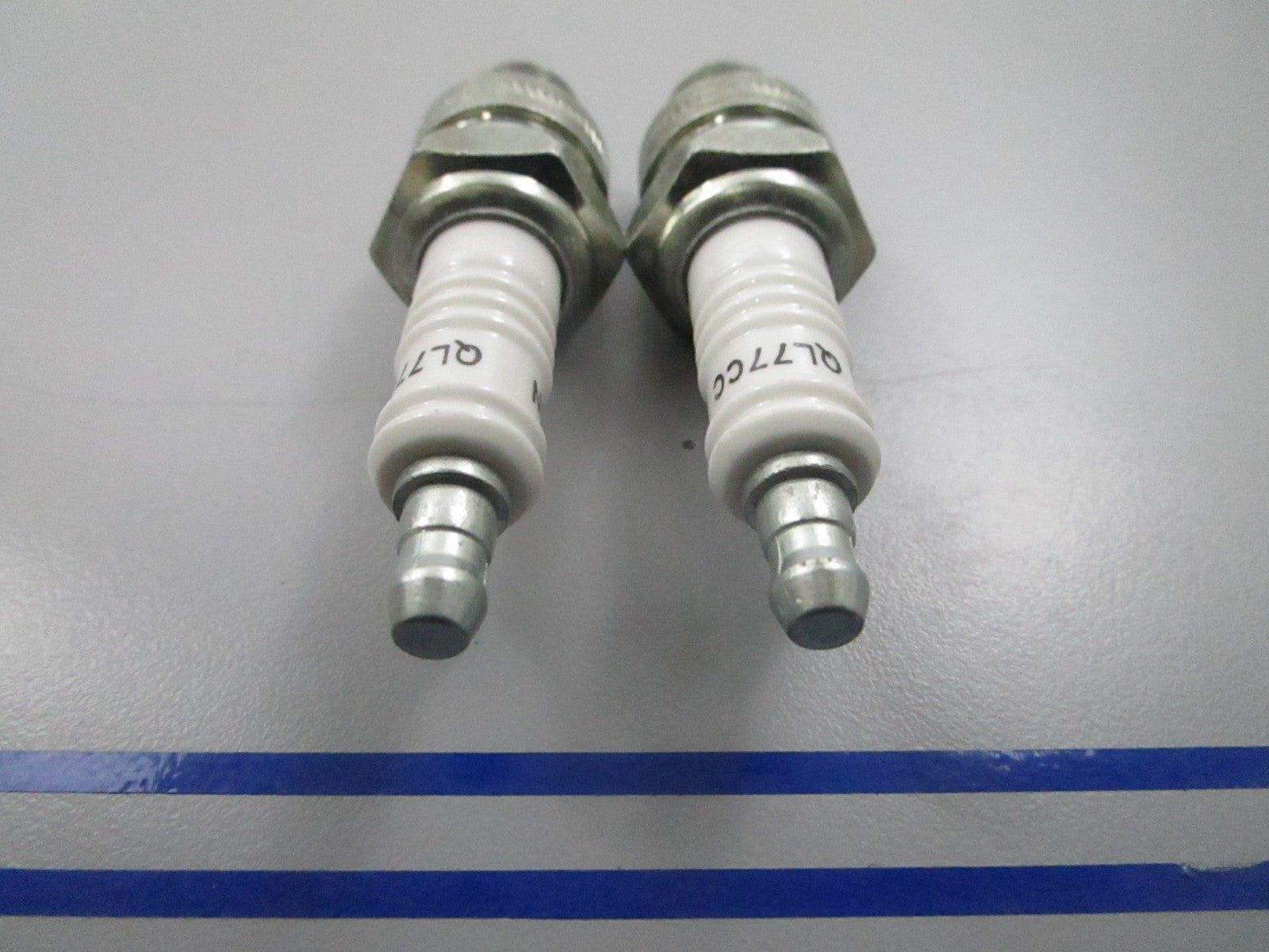 *NEW* (LOT OF 2) 0810 NGK Spark Plug QL77CC