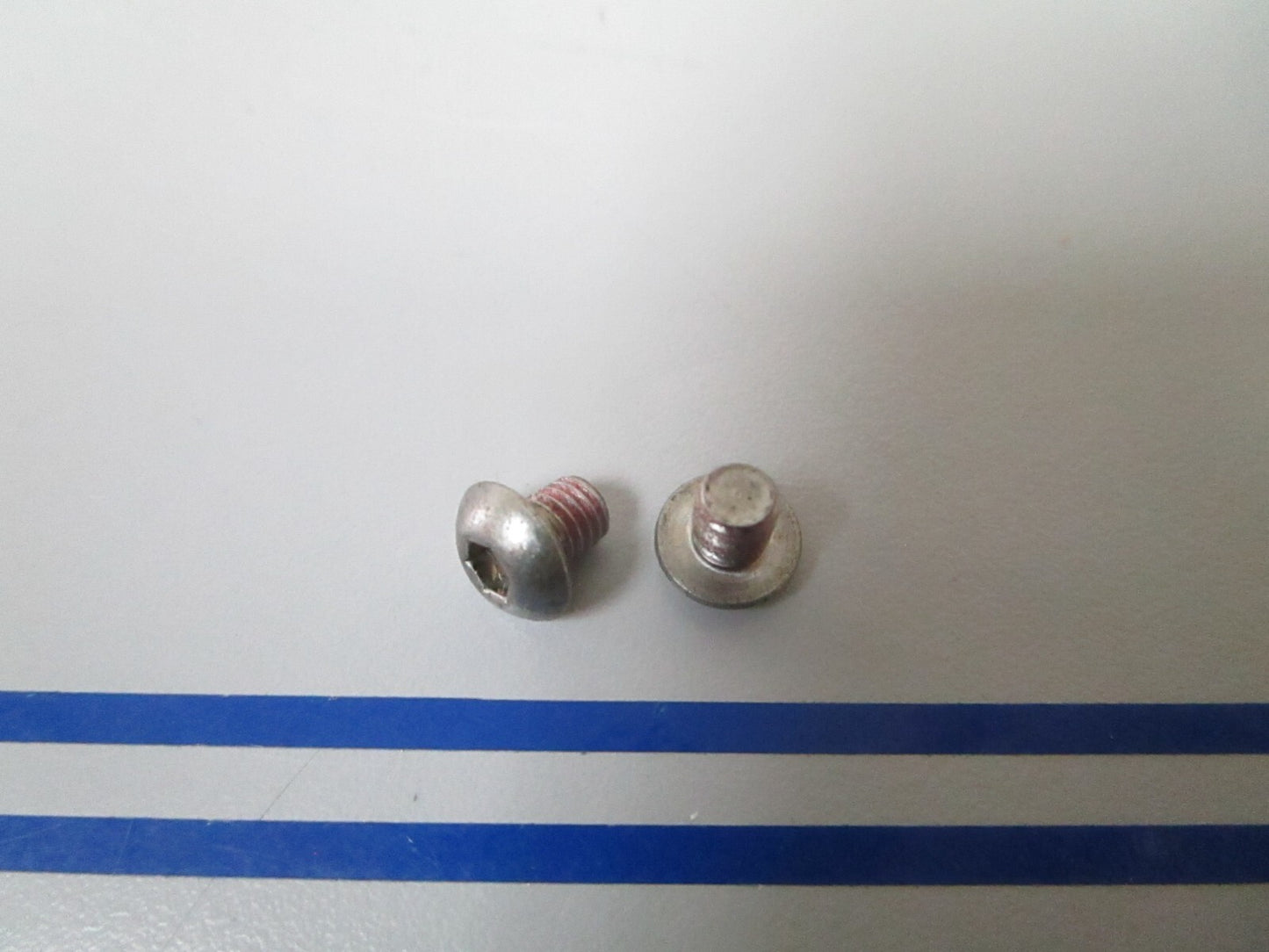 *NEW OEM* (LOT OF 2) 0810 OMC Johnson Evinrude Screw 349090 0349090
