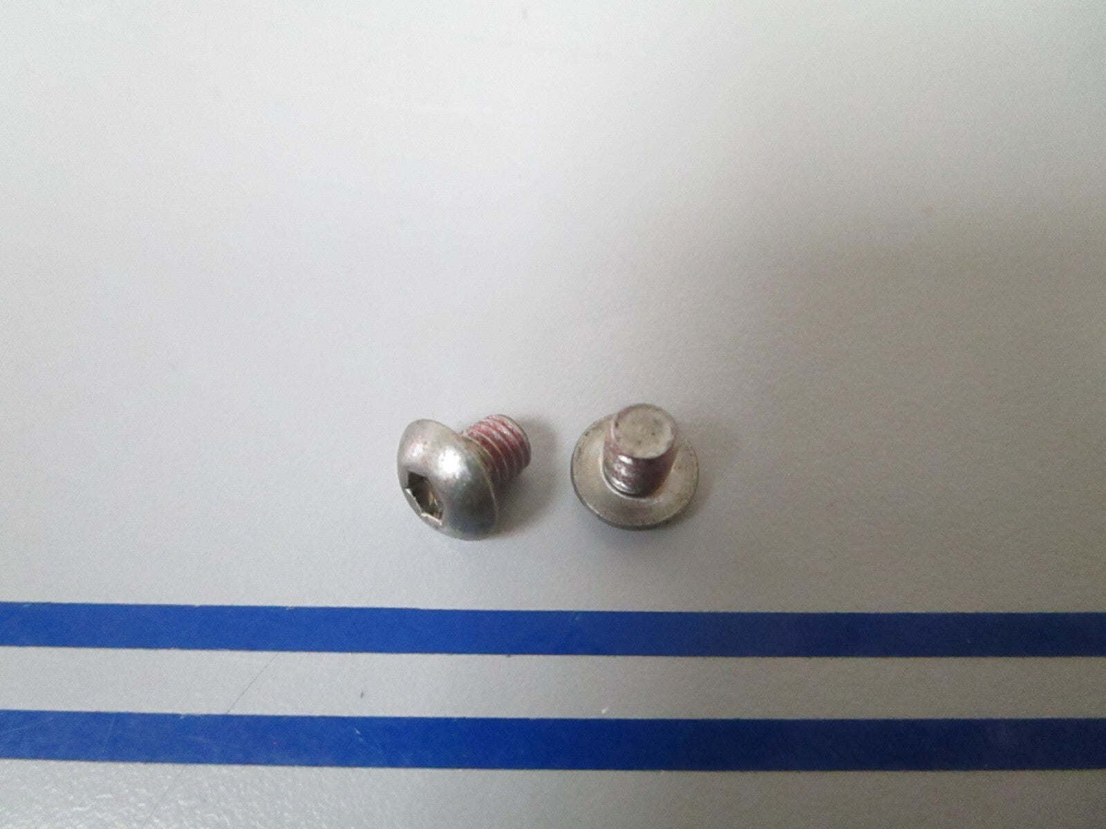 *NEW OEM* (LOT OF 2) 0810 OMC Johnson Evinrude Screw 349090 0349090