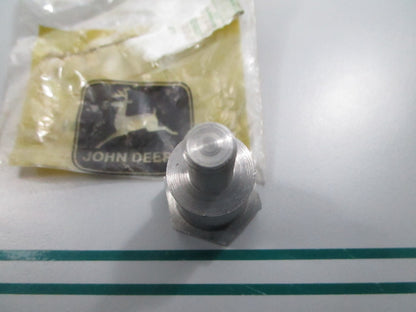 NEW OEM ET11367 John Deere Shoulder Screw 0810