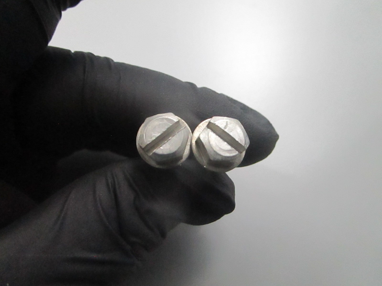 *NEW OEM* (LOT OF 2) 0810 OMC Johnson Evinrude Screw 334219 0334219