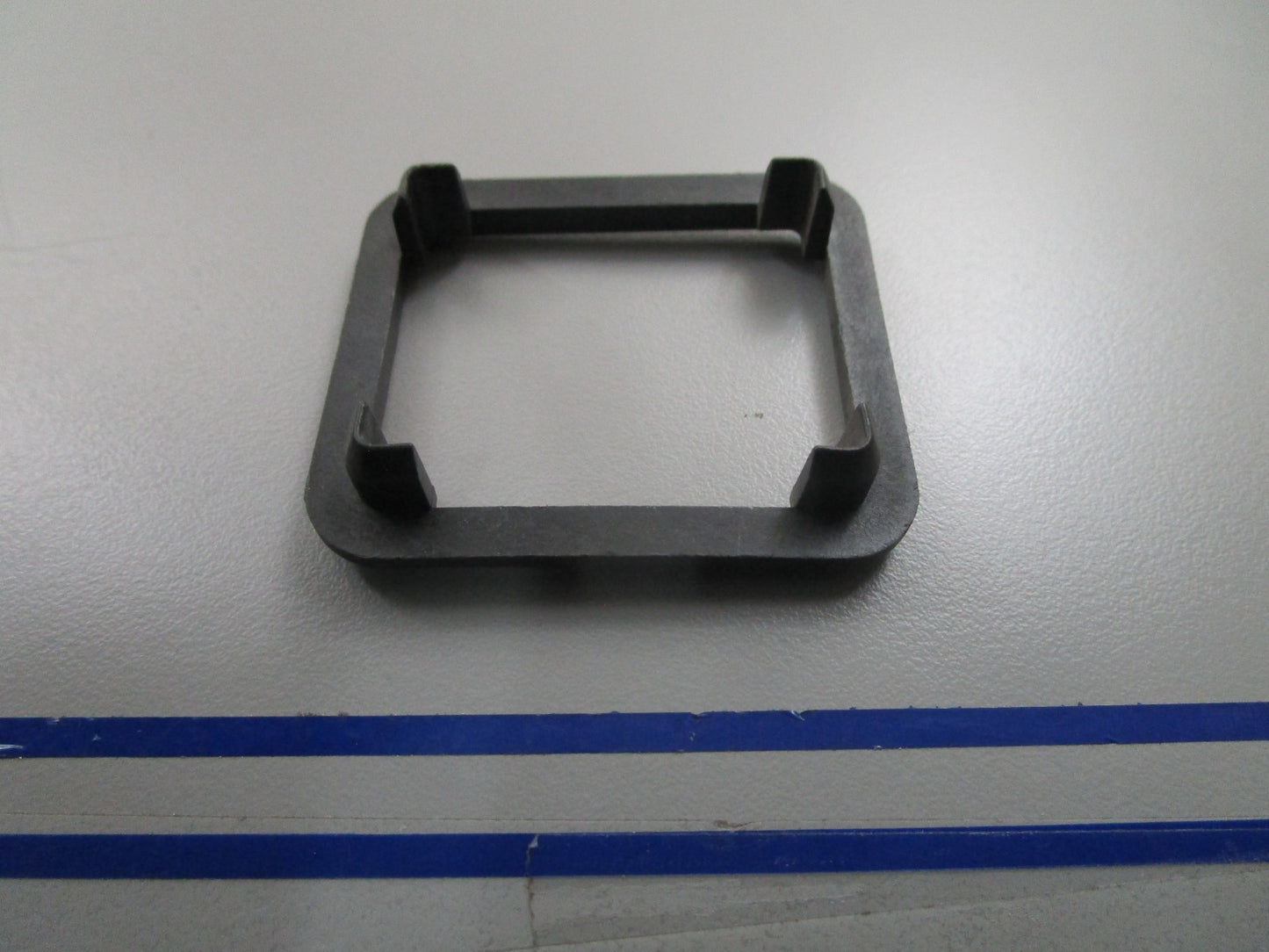 *NEW OEM* 0810 OMC Johnson Evinrude Retainer 336634 0336634