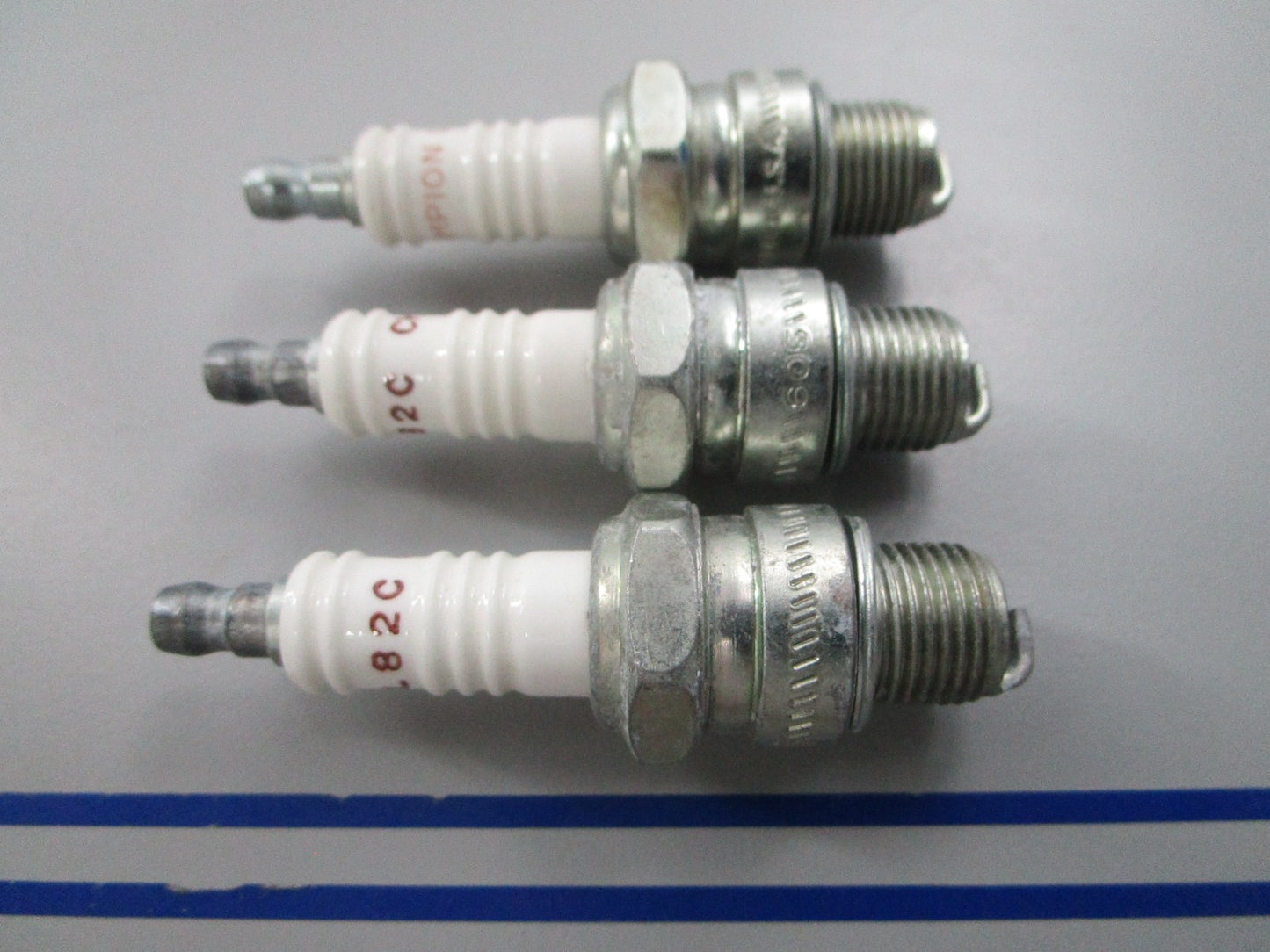 NEW (LOT OF 3) Champion L82C Spark Plug 0810