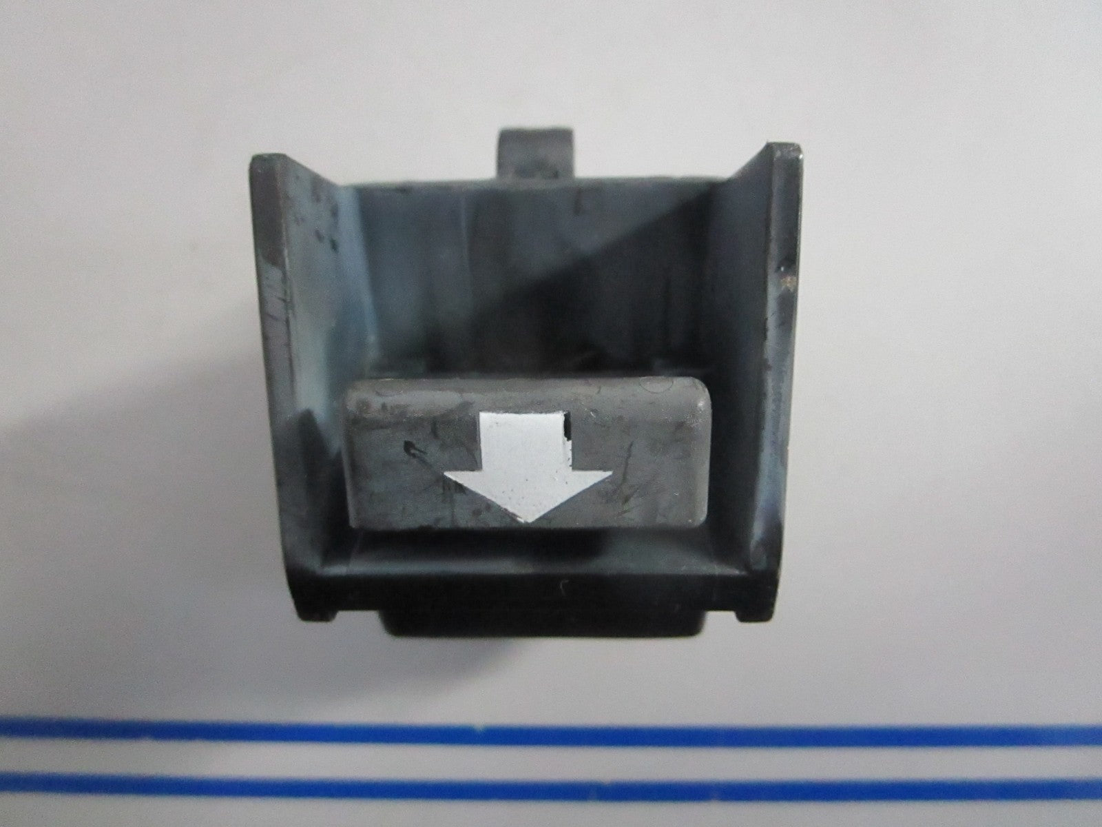 NEW OEM 435818 0435818 OMC Johnson Evinrude Latch 0820