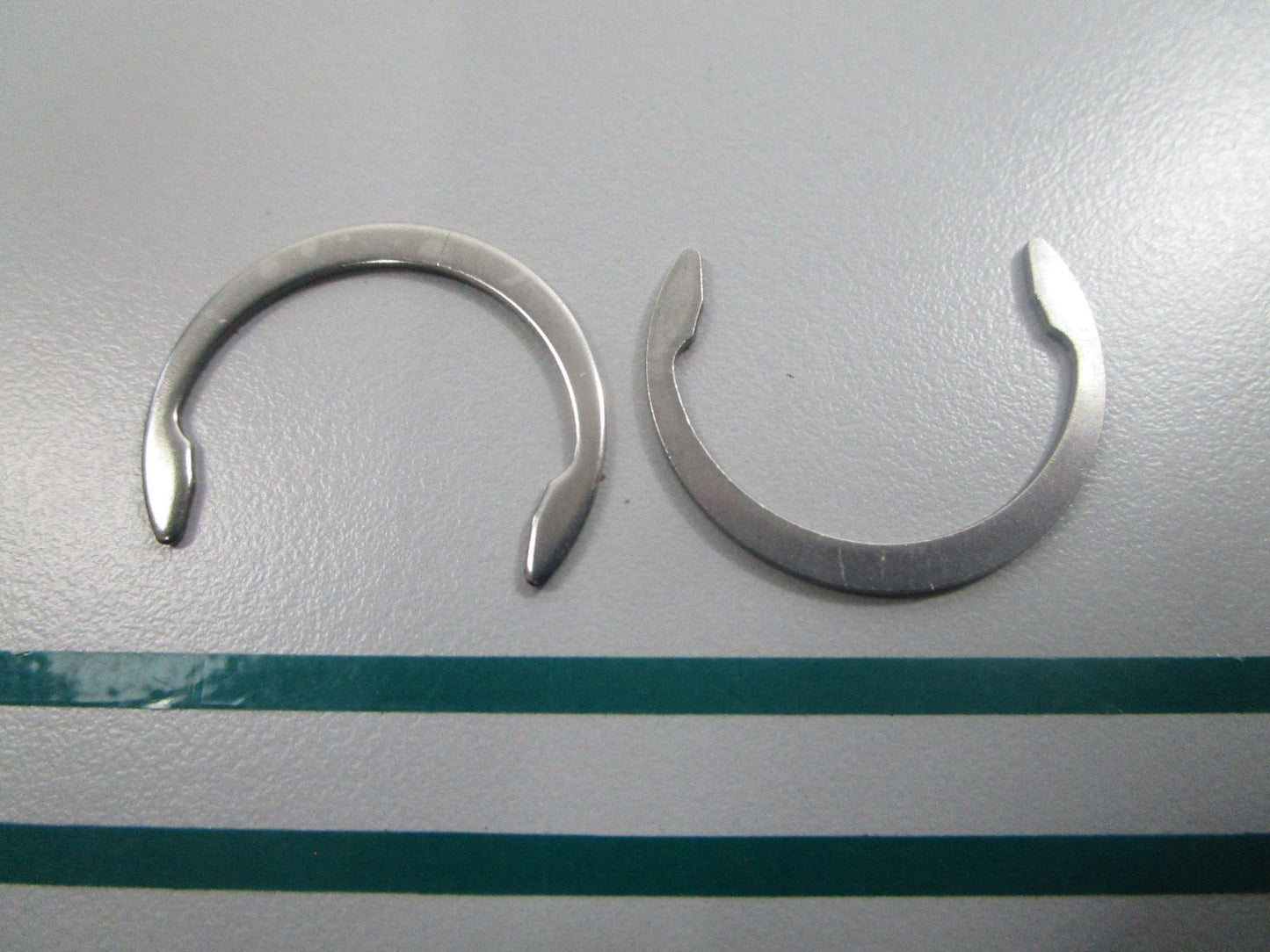 NEW OEM (LOT OF 2) 336110 0336110 OMC Johnson Evinrude Retaining Clip 0810