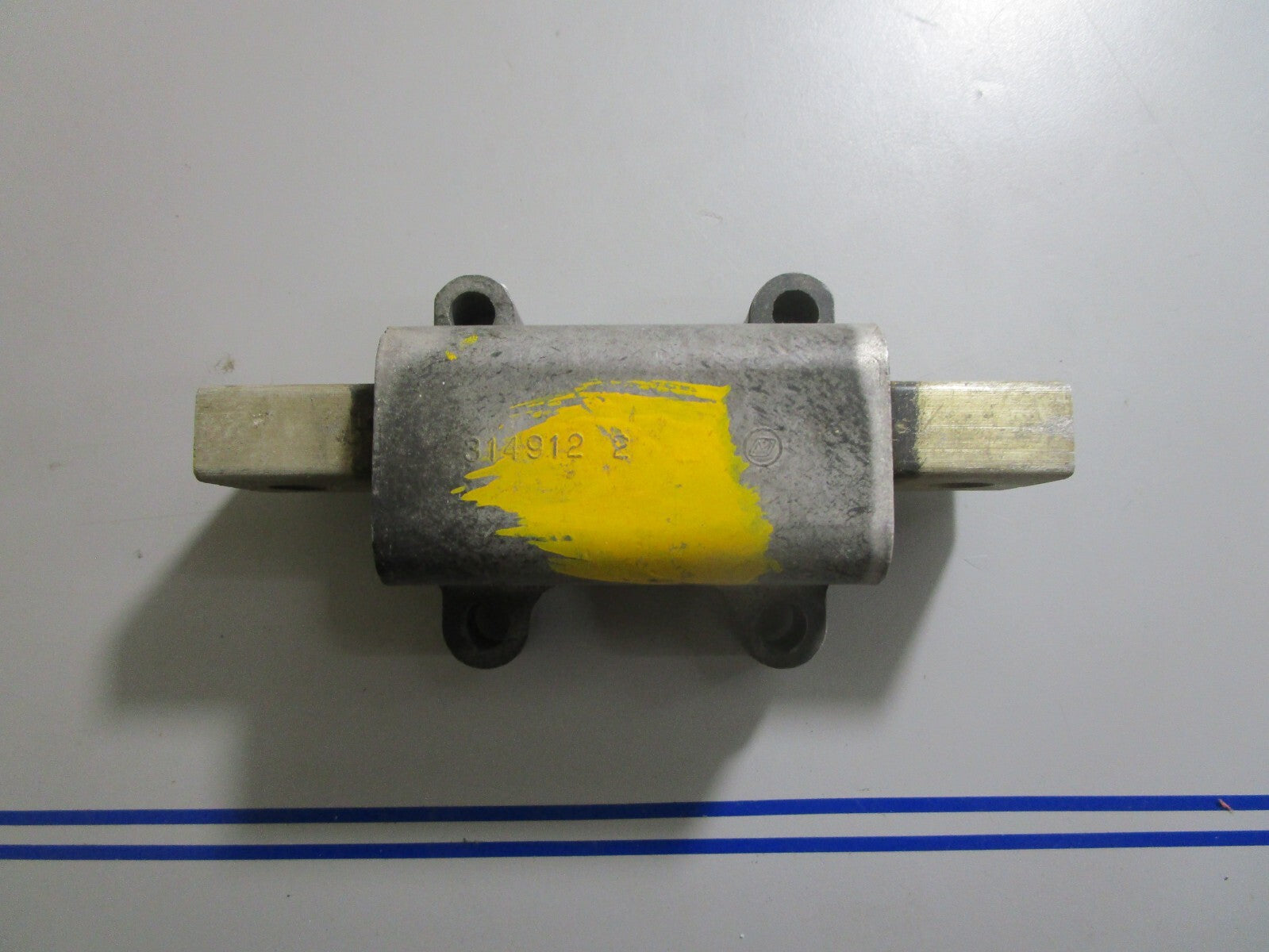 *NEW OEM* 0810 OMC Johnson Evinrude Upper Rubber Mount 384473 0384473