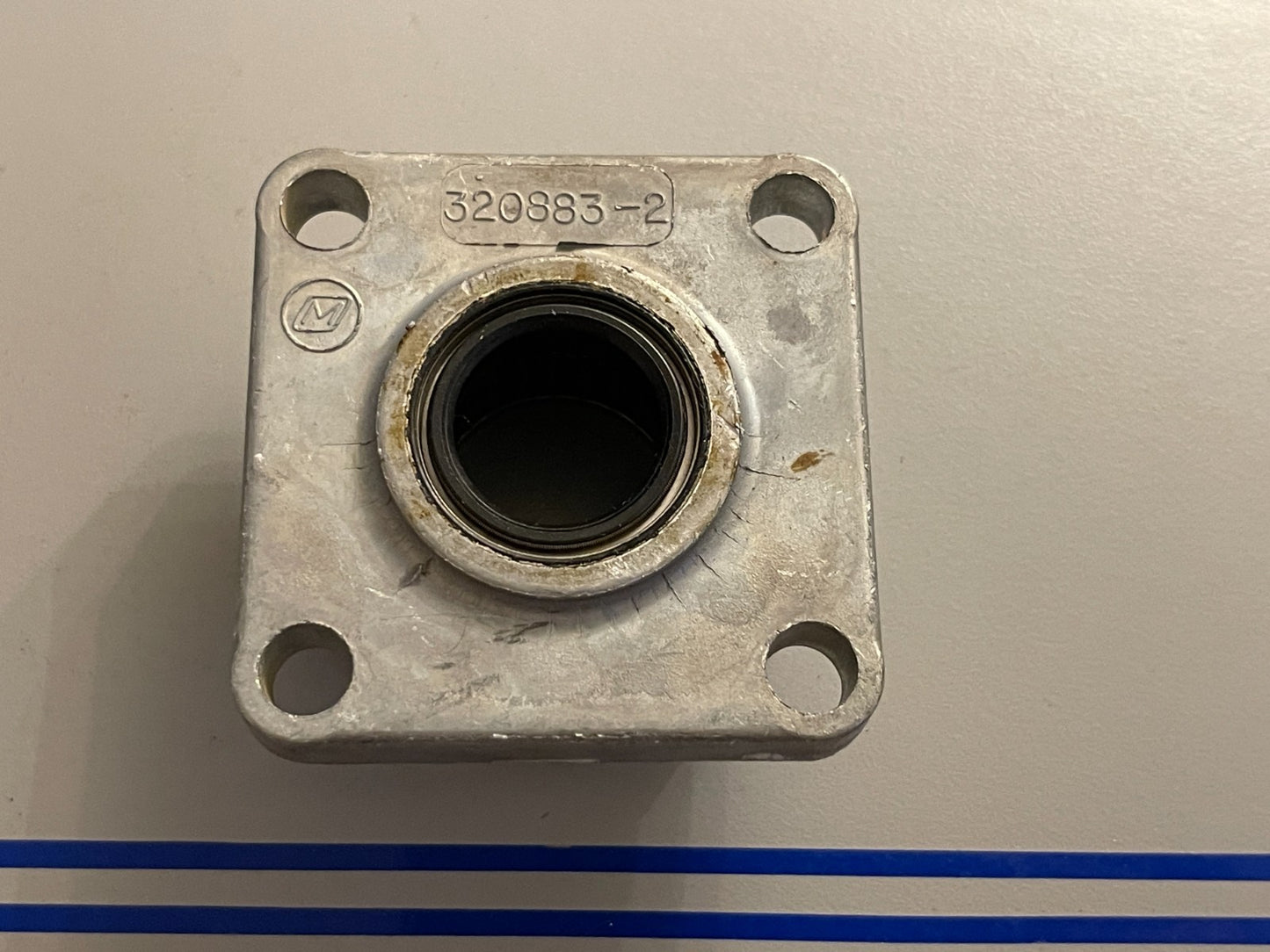 NEW OEM 320883 0320883 OMC Johnson Evinrude Bearing Housing & Seal Assembly 0720